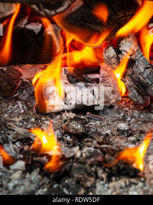 Die Kohlen in einem heißen Feuer hautnah. Stockfoto
