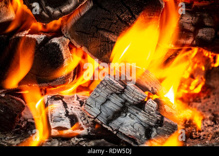 Die Kohlen in einem heißen Feuer hautnah. Stockfoto