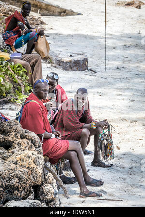 DIANI BEACH, KENIA - Oktober 14, 2018: Unindentified afrikanische Männer tragen traditionelle Masai Kleidung am Diani Beach, Kenia Stockfoto