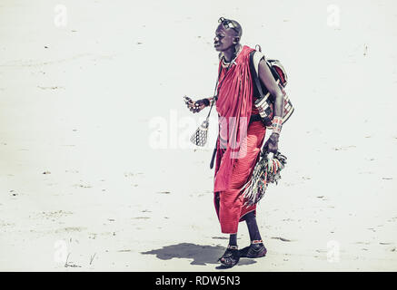 DIANI BEACH, KENIA - Oktober 14, 2018: Unindentified afrikanischen Mann, der traditionelle Masai Kleidung am Diani Beach, Kenia Stockfoto