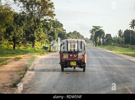 MOMBASA, KENIA - Oktober 11, 2018: Afrikanische Straße von Mombasa nach Nairobi und typische Umgebung in Kenia Stockfoto