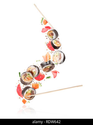 Frisches Sushi, Brötchen mit Lachs Stücke in hoher Auflösung, auf weißem Hintergrund Stockfoto