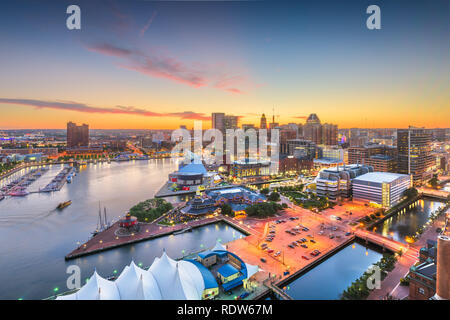 Baltimore, Maryland, USA Skyline der Stadt über den Inneren Hafen bei Dämmerung. Stockfoto