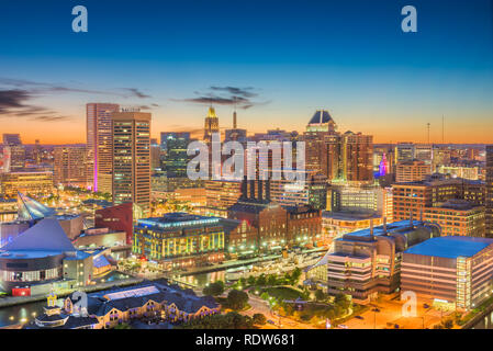Baltimore, Maryland, USA Skyline der Stadt über den Inneren Hafen bei Dämmerung. Stockfoto