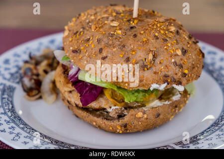 Nahaufnahme von einem hausgemachten Türkei Burger mit Vollkorn Brötchen und Gemüse. Stockfoto