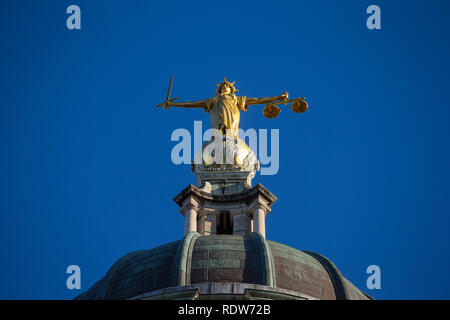 Lady Gerechtigkeit Statue auf der Oberseite des Old Bailey, zentralen Strafgerichtshof in London, England. Stockfoto