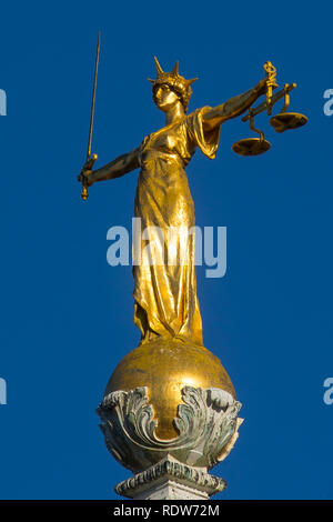 Lady Gerechtigkeit Statue auf der Oberseite des Old Bailey, zentralen Strafgerichtshof in London, England. Stockfoto