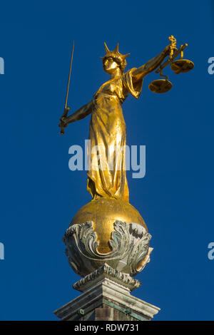 Lady Gerechtigkeit Statue auf der Oberseite des Old Bailey, zentralen Strafgerichtshof in London, England. Stockfoto