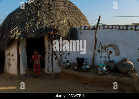 Ein Kind in einem Dorf in der Wüste Thar, Rajasthan Stockfoto