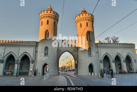 Potsdam, Deutschland - 16 November 2018. Nauener Tor (Nauener Tor) in Potsdam mit Gewerbe und Menschen. Stockfoto