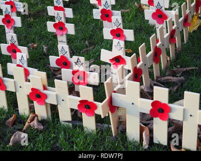 Gedenken Kreuze und Mohn an der Scott Monument in Edinburgh - Schottland Stockfoto