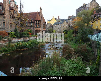 Das Wasser des Leith fließt durch Dean Village in Edinburgh - Schottland Stockfoto