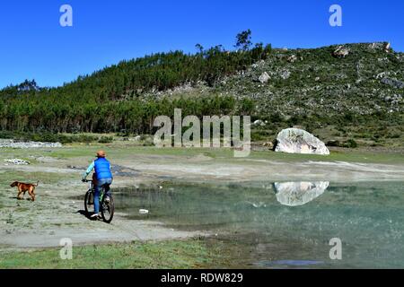 Laguna QUEUSHU zeremonielle Zentrum - Nationalpark Huascaran. Abteilung der Ancash. PERU Stockfoto