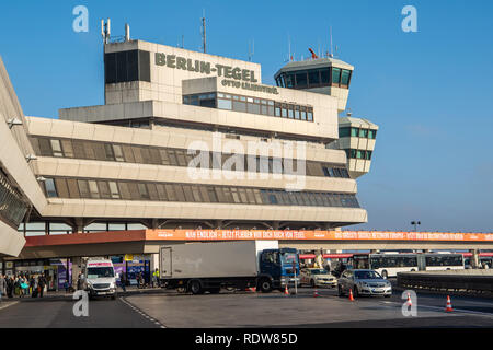 Berlin, Deutschland - 17. November 2018. Außenansicht des Flughafen Berlin Tegel in Berlin, mit Menschen und Verkehr. Stockfoto