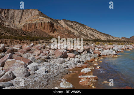 Fluss Lluta läuft durch ein tiefes Tal auf dem Altiplano im Norden von Chile. Stockfoto