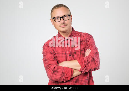 Zuversichtlich in reifer Mann mit Brille rotes Hemd an Kamera suchen Stockfoto