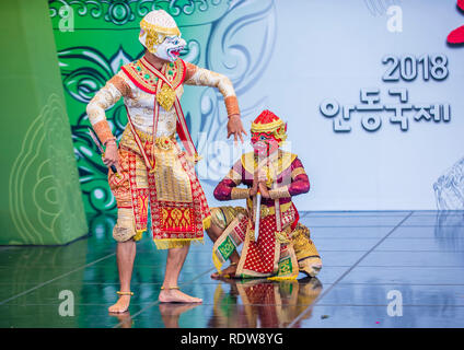 ANDONG, SÜDKOREA - Okt 01: Thailändische Tänzerinnen die traditinal Khon Thai Tanz an der Maske Dance Festival in Andong Südkorea am 01. Oktober Stockfoto