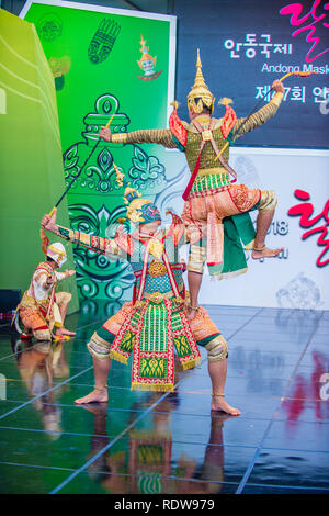 ANDONG, SÜDKOREA - Okt 01: Thailändische Tänzerinnen die traditinal Khon Thai Tanz an der Maske Dance Festival in Andong Südkorea am 01. Oktober Stockfoto