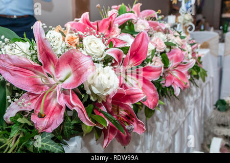 Bunte Hochzeitstisch Blumen. Hochzeit Dekoration oder Einstellung für die Hochzeitsfeier im Restaurant. Stockfoto