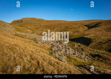 Ingleborough (723 m oder 2.372 m) ist der höchste Berg in den Yorkshire Dales. Es ist eine der Yorkshire Drei Zinnen (die anderen zwei, die Pe. Stockfoto