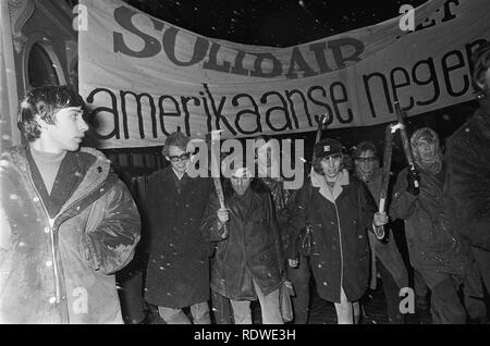 Anti Amerikaanse demonstratie in Amsterdam Tweede van links Rudi Dutschke-NA-921-1001. Stockfoto