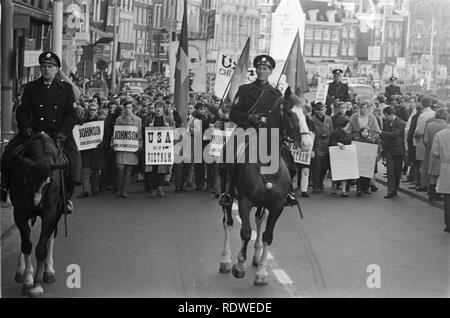 Demonstratie Anti-Amerikaanse in Amsterdam, waarbij schrijver Jan Wolkers Bestanddeelnr aanwez, 921-1710. Stockfoto