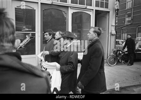 Demonstratie Anti-Amerikaanse in Amsterdam. Arrestatie Demonstrant stirbt met Spand, Bestanddeelnr 921-1708. Stockfoto