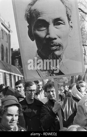 Demonstratie Anti-Amerikaanse in Amsterdam. Schrijver Jan Wolkers met een Grote, Bestanddeelnr 921-1709. Stockfoto