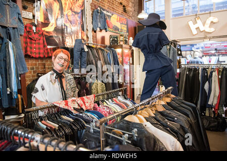 Jäger und Sammler war der erste Jahrgang second hand Shop in Wellington 1987 zu öffnen. Eigentümer ist orange - behaarte Christina O. Bei 134 von Kuba entfernt Stockfoto