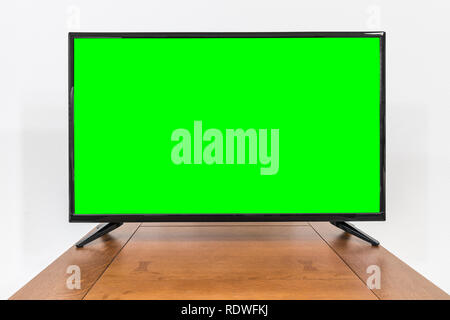 Modernes Fernsehen auf alten Tisch mit Chroma Key Green Screen. Stockfoto
