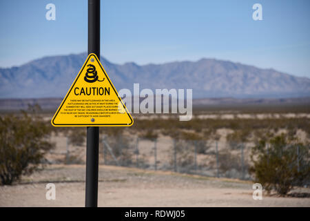 Klapperschlange Bereich Warnzeichen bei Rest Stop auf der Interstate in Kalifornien. Stockfoto