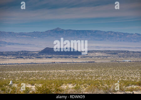 Malerischer Blick auf Amboy, Kalifornien Bereich von Route 66, Mojave Wüste, mit Zug Stockfoto