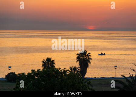 Kleines Fischerboot und Seascape kurz vor Sonnenaufgang in Palermo, Italien Stockfoto