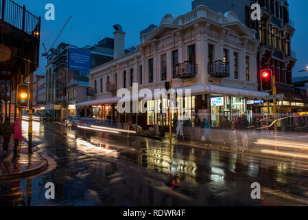 Street Scene in der Dämmerung auf der Cuba Street in der Innenstadt von Wellington auf der Nordinsel von Neuseeland. Stockfoto