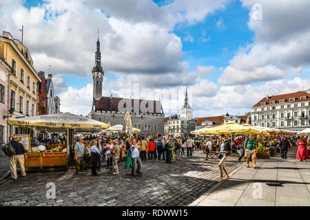 Touristen Masse die Straßencafés und Geschäften im mittelalterlichen Tallinn Stadtplatz, das in der ummauerten Stadt Tallinn Estland. Stockfoto