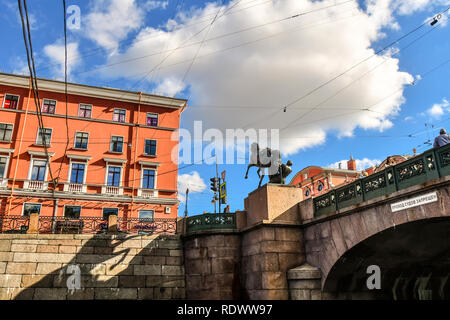 Blick von einem Kanal der Elektro- und Telefonkabel Kreuzung unregelmäßig über die Anitschkow-brücke und Pferd Tamer Skulptur in St. Petersburg, Russland Stockfoto