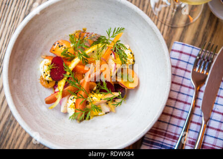 Eine Schüssel mit Rettich, Karotten und rote Beete Salat mit geräuchertem Joghurt, Mandel Sukka, und Bockshornklee Honig. Shepherd ist ein neues Restaurant in der Hanna Stockfoto