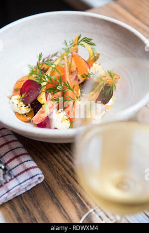 Eine Schüssel mit Rettich, Karotten und rote Beete Salat mit geräuchertem Joghurt, Mandel Sukka, und Bockshornklee Honig. Shepherd ist ein neues Restaurant in der Hanna Stockfoto