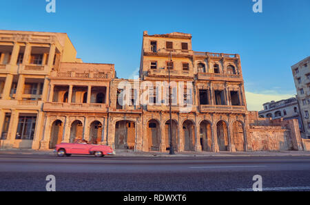 Classic Cabrio auf der berühmten Malecon seaside Avenue in Havanna, Havanna, Kuba Stockfoto