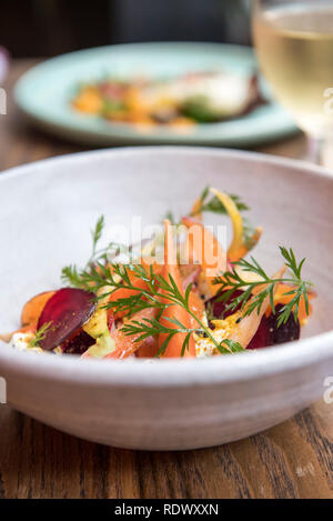 Eine Schüssel mit Rettich, Karotten und rote Beete Salat mit geräuchertem Joghurt, Mandel Sukka, und Bockshornklee Honig. Shepherd ist ein neues Restaurant in der Hanna Stockfoto