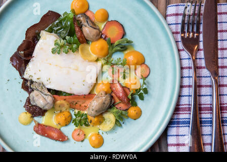 Eine Platte der sous vide Fisch, yuzu Kosho, Karotten, Ingwer, geräucherte Austern, und Safran aoili. Shepherd ist ein neues Restaurant in der hannahs Fabrik l Stockfoto