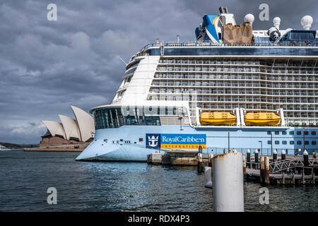 23. Dezember 2018, Sydney NSW Australien: Rückseite einer Ovation der Meere Royal Caribbean International Kreuzfahrtschiff mit Logo und Sydney Opera House in Stockfoto