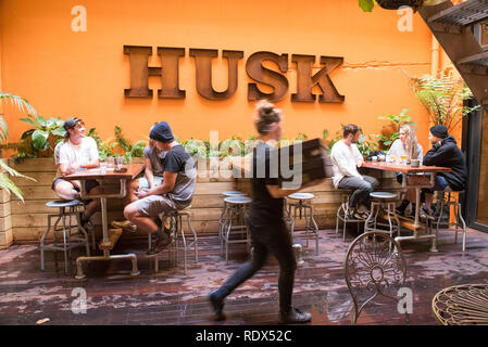 Die Schale ist ein Restaurant, Bar, Brauerei und die Kaffeerösterei, eine private Allee aus Ghuznee Street in Te Aro, Wellington, Neuseeland. Stockfoto