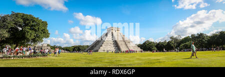 Chichen Itza Pyramide und elegante junge Frau zu Fuß in den Sonnenuntergang mit dramatischen bewölkte Himmel im Hintergrund Stockfoto