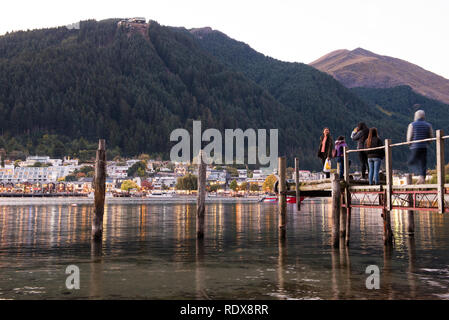 Szene am Ufer des Lake Wakatipu in Queenstown auf der Südinsel von Neuseeland. Stockfoto