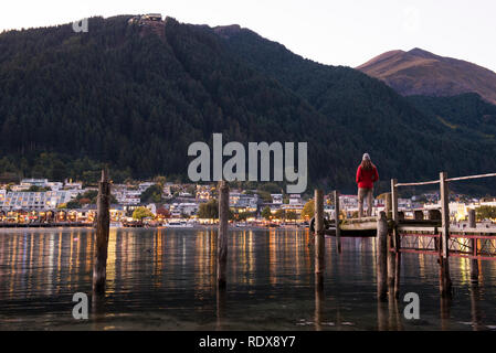 Szene am Ufer des Lake Wakatipu in Queenstown auf der Südinsel von Neuseeland. Stockfoto