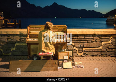 Szene am Ufer des Lake Wakatipu in Queenstown auf der Südinsel von Neuseeland. Stockfoto