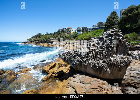 Großen Felsen am Meer während Bondi, Bronte an der Küste zu Fuß in Sydney NSW Australien Stockfoto