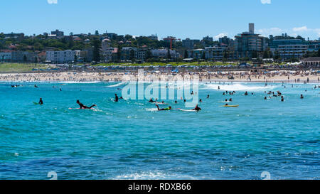 Surfer die Wellen am Bondi Beach in Sydney NSW Australien Stockfoto