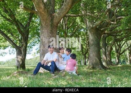 Japanische Familie in einem Stadtpark Stockfoto